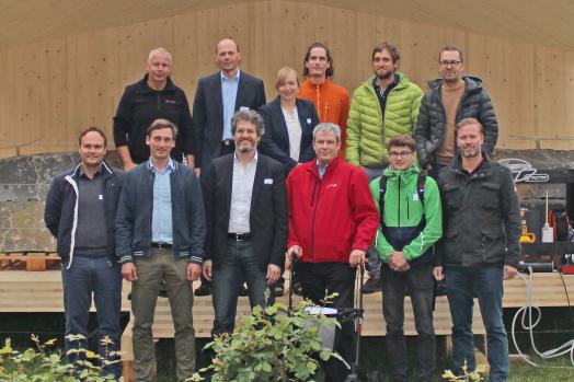 Trotz Regen beachten zahlreiche Gäste die Prüfstand-Einweihung in Biel.