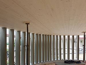 Die ovale Form ist auf fächerartig angeordneten Stützen aufgestellt