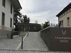 Blick vom Eingang auf den Pavillon