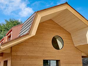 From the outside and inside: Timber remains visible and gives the building a pleasant atmosphere.