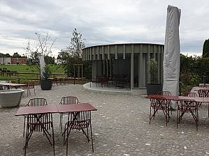 Der Aussenplatz des Restaurants Hirschenbad