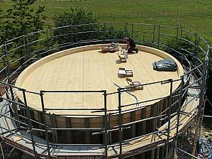 Montagearbeiten am Dach des Pavillons