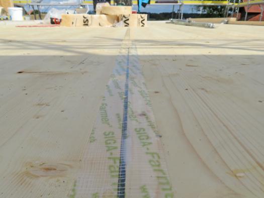 Nach dem Versetzen der Platten wird die TS3-Fuge mit einem Spezialband geschützt.