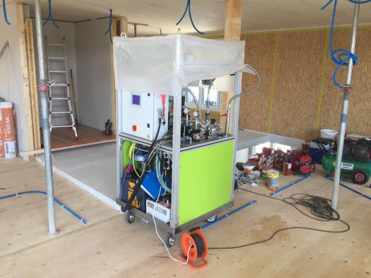 Mit dem Hochleistungs-Dosiergerät können die Vergussarbeiten noch rascher und effizienter ausgeführt werden.