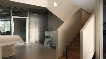 Die Treppe besteht aus zwanzig Brettsperrholz-Einzelteilen