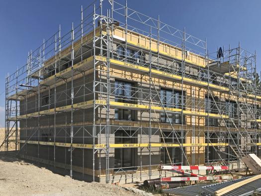 Wenige Tage nach Baubeginn: Das erste Wohnhaus steht als Rohbau (Foto von Freitag, 17. August)