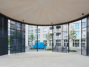 Les parois latérales coulissantes en tôle déployée pliée rendent le pavillon polyvalent