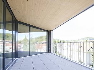 Les ponts thermiques en toute simplicité. Le plafond en CLT passe simplement de l'appartement à la loggia.